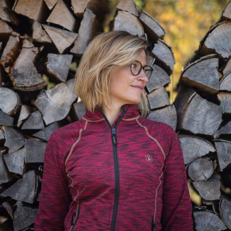 Deerhunter Lady Insulated Fleece Trøje i Rød på model set forfra